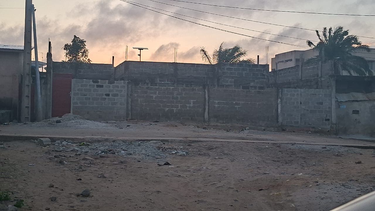 Villa inachevée avec Titre Foncier à vendre, Aïbatin, Cotonou (3 chambres, 2 garages)